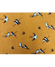 Tissu 100 % coton “Hirondelles” – Motif oiseaux noir et blanc fond moutarde