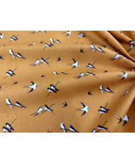 Tissu 100 % coton “Hirondelles” – Motif oiseaux noir et blanc fond moutarde