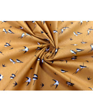 Tissu 100 % coton “Hirondelles” – Motif oiseaux noir et blanc fond moutarde