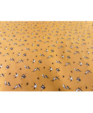 Tissu 100 % coton “Hirondelles” – Motif oiseaux noir et blanc fond moutarde