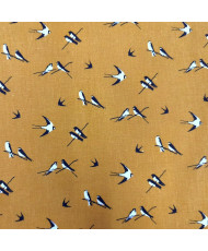 Tissu 100 % coton “Hirondelles” – Motif oiseaux noir et blanc fond moutarde