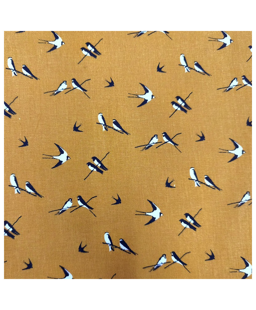 Tissu 100 % coton “Hirondelles” – Motif oiseaux noir et blanc fond moutarde
