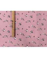 Tissu 100 % coton “Hirondelles” – Motif oiseaux noir et blanc fond rose