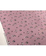 Tissu 100 % coton “Hirondelles” – Motif oiseaux noir et blanc fond rose