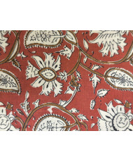 Tissu en coton imprimé motifs indiens fleurs et cachemire coloris terre de sienne et blanc.