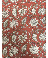 Tissu en coton imprimé motifs indiens fleurs et cachemire coloris terre de sienne et blanc.