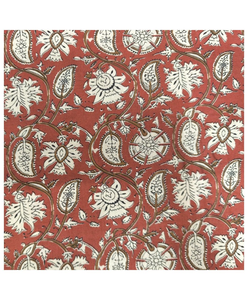Tissu en coton imprimé motifs indiens fleurs et cachemire coloris terre de sienne et blanc.