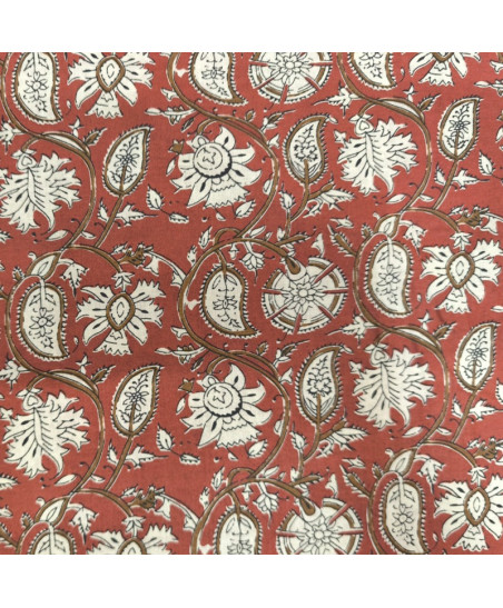 Tissu en coton imprimé motifs indiens fleurs et cachemire coloris terre de sienne et blanc.