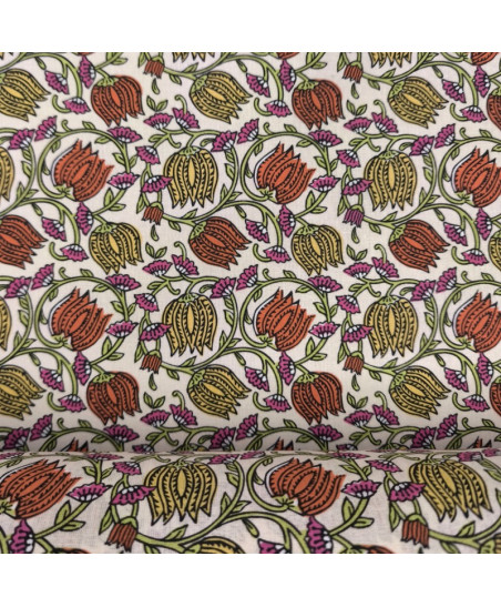 Tissu en coton  avec imprimé répétitif de fleurs de tulipes ivoire et orange et tiges vertes entrelacées, style block Print.
