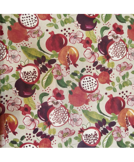 Toile enduite imperméable beige aux motifs de grenades rouges, violettes et fleurs champêtres