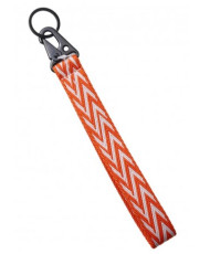Sangle dragonne porte-clés orange  à motifs chevrons avec mousqueton noir en métal.